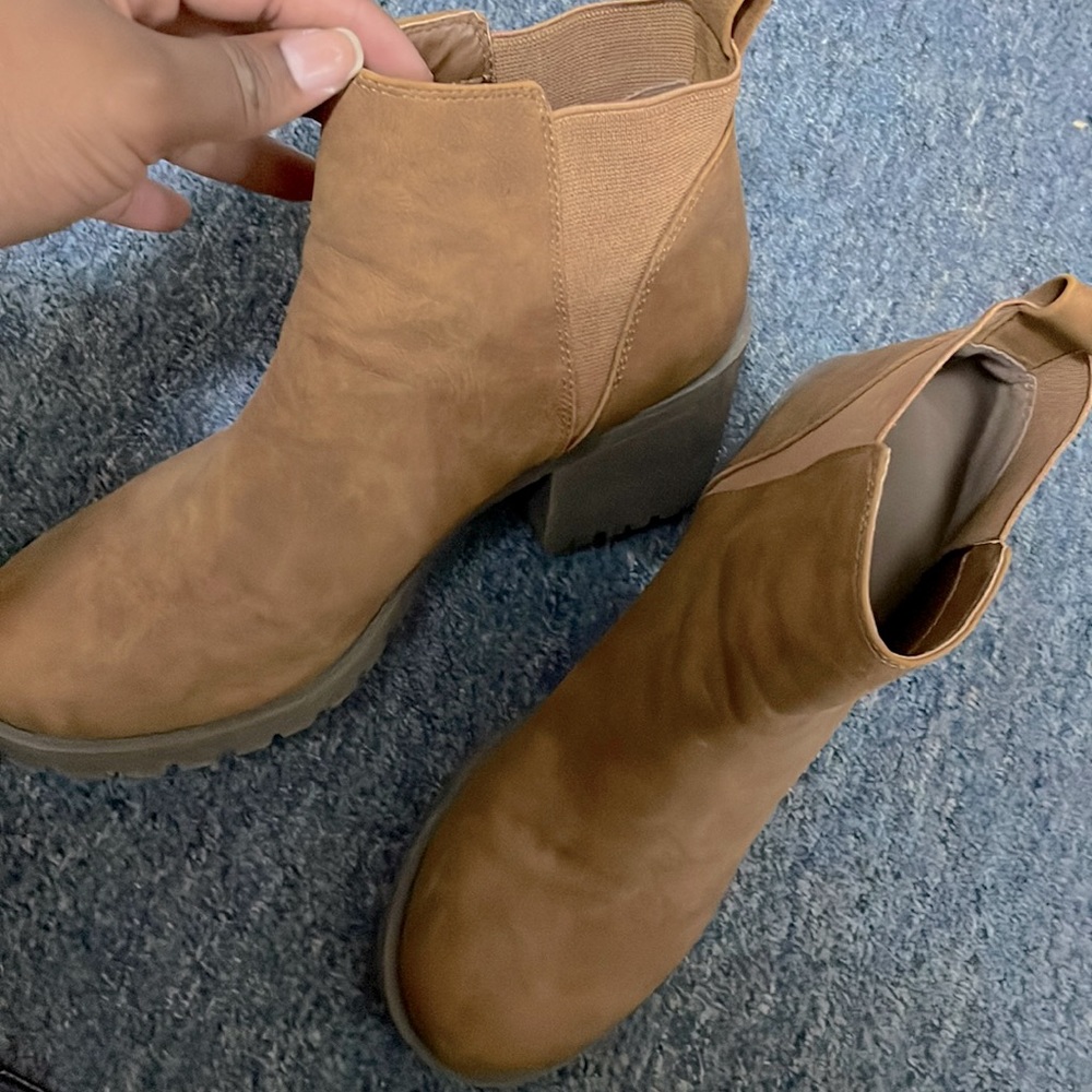 Dirty Laundry Boots! Worn but still super cute! Brown and cute for winter time!